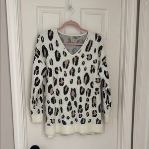 Elegant V-Neck Leopard Sweater - Cream and Black